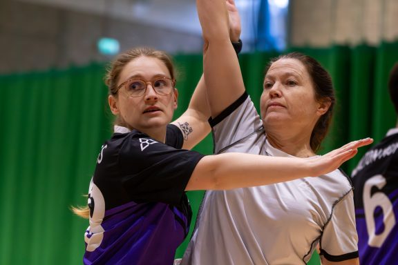 2 opposing Reading Rooks girls are hustling for possession Reading Rooks Girls are playing korfball